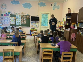 👨🚒Капитан внутренней службы Шишкова Светлана Александровна провела беседу по мерам пожарной безопасности с воспитанниками подготовительной группы д/с « Улыбка». 👨🚒Капитан внутренней службы Шишкова Светлана Александровна провела беседу по мерам пожарной безопасности с воспитанниками подготовительной группы д/с « Улыбка».